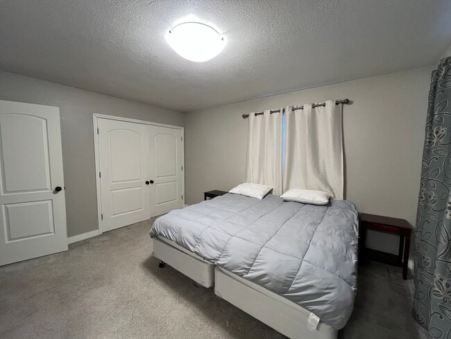 Building Photo - Move-in Ready 3 Bedroom Downtown Home