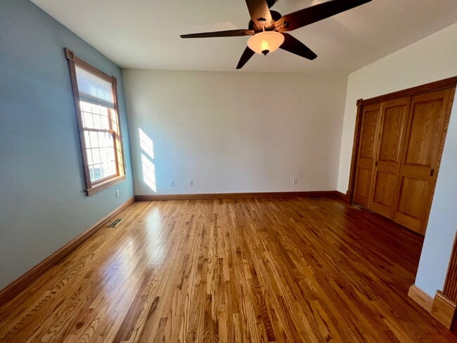 Building Photo - Charming Three Bedroom Home!