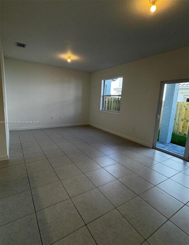 Building Photo - 136 SW 184th Way