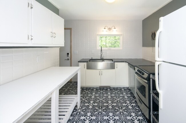 Building Photo - Crestmont Avenue House!