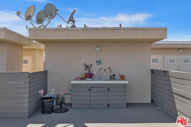 Building Photo - 1450 S Beverly Dr