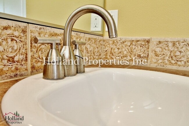 Building Photo - 5502 NE Lagos Ct