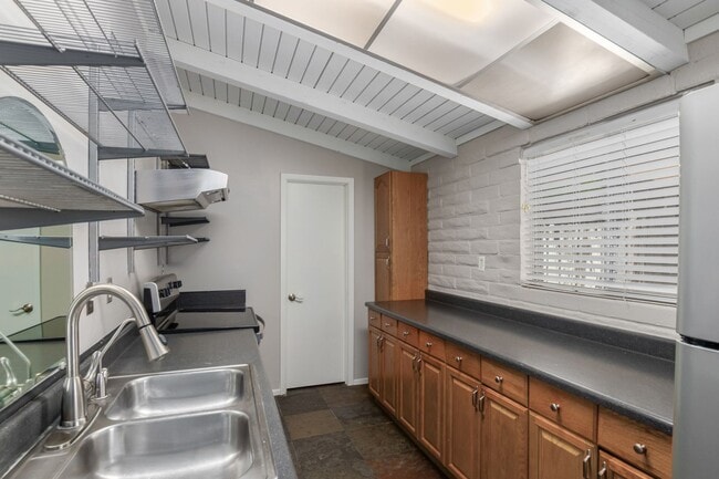 Building Photo - 2-Bedroom Condo in Citrus Acres Steps from...
