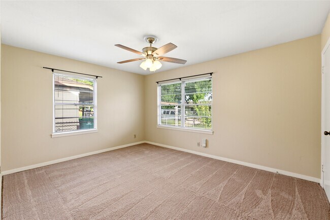 Building Photo - 8406 Highcrest Dr