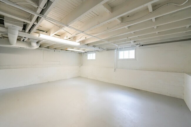 Building Photo - Check out this gem in Schnitzelburg!!