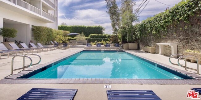 Building Photo - 999 N Doheny Dr