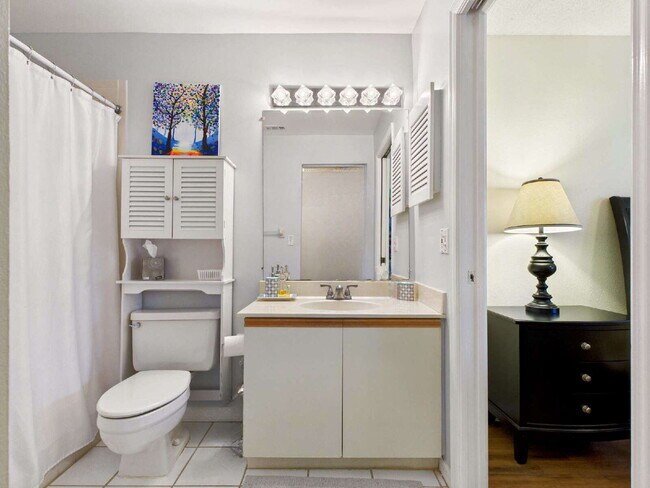 Building Photo - Furnished 2BR/2BA Lakefront Condo – 12-Mon...