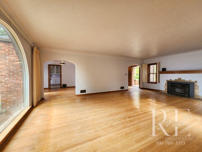 Building Photo - Waterfront Tudor on 2+ Acres | Private, Vi...