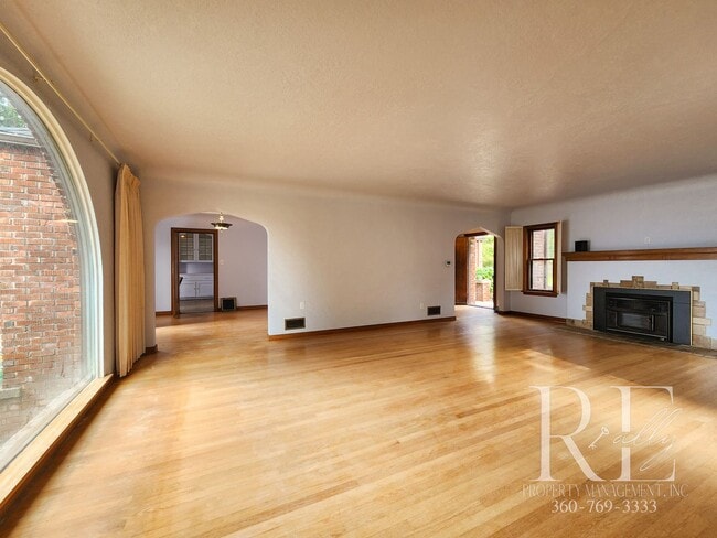 Building Photo - Waterfront Tudor | Private, Vintage Charm with Casita