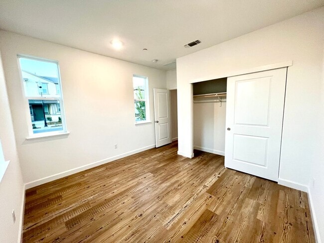 Building Photo - GORGEOUS 4 BED/3BATH IN BRENTWOOD SAVE $10...