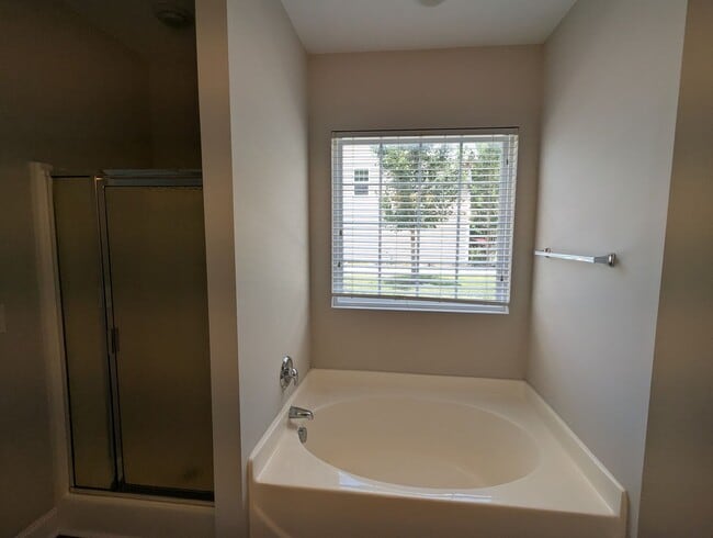 Building Photo - 4BR Main Floor Master, Huntersville