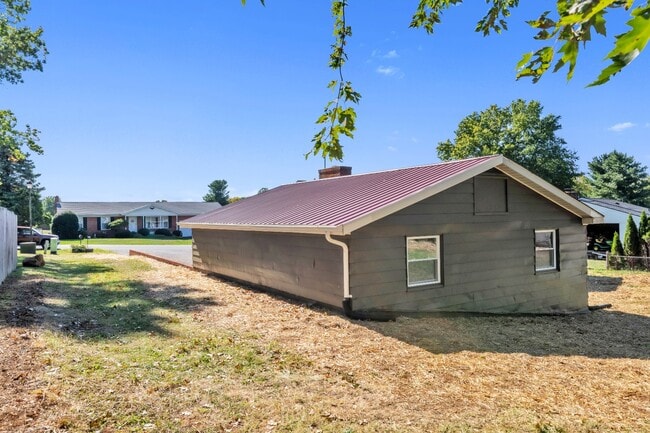 Building Photo - 211 Della Ln