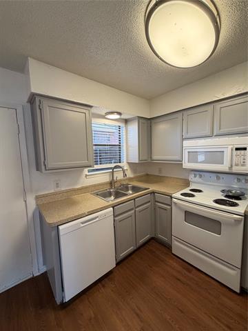 Building Photo - 3078 W Sycamore Cir