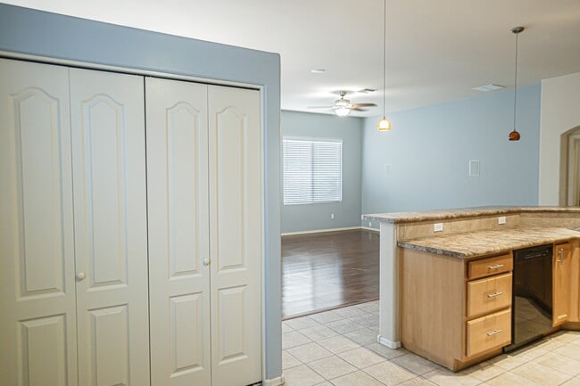 Building Photo - 7561 E Truces Pl