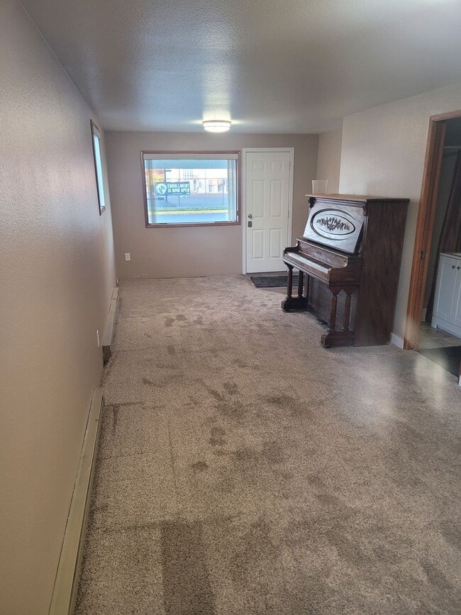 Building Photo - Welcome to this Charming 3 bedroom, 2 bath...