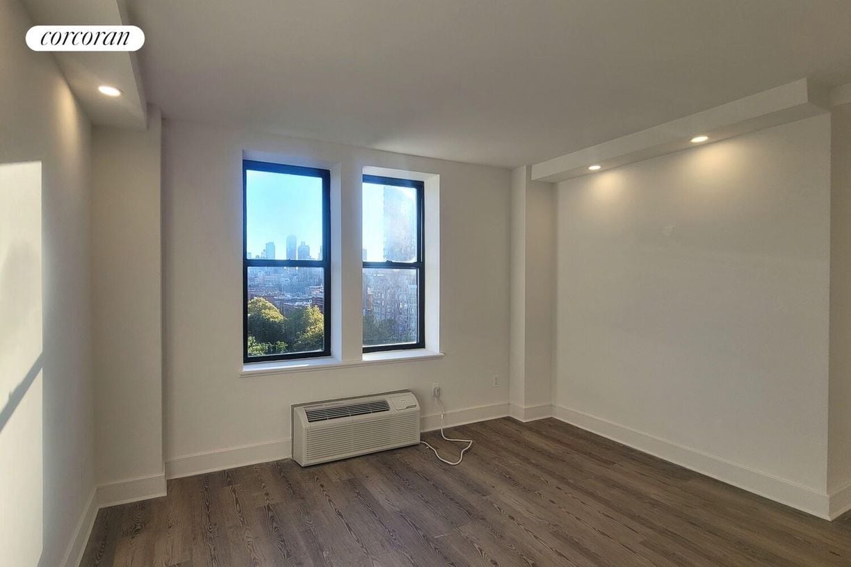 Building Photo - 45 W 81st St