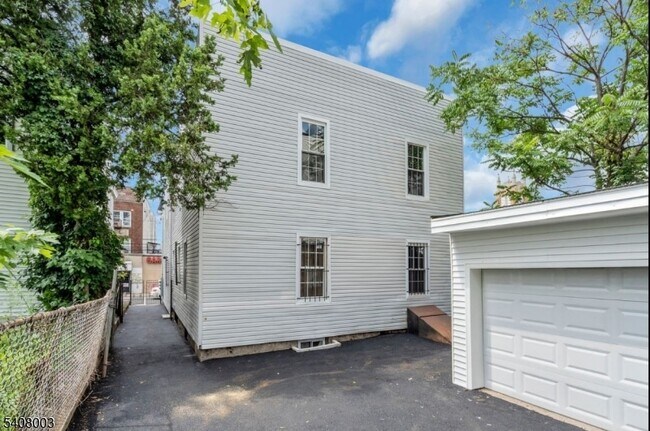 Building Photo - 568 Grove St