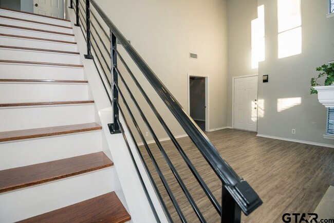 Building Photo - 5911 Hollytree Dr