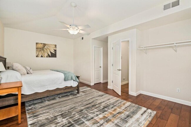 Building Photo - 5014 Brookfield Dr