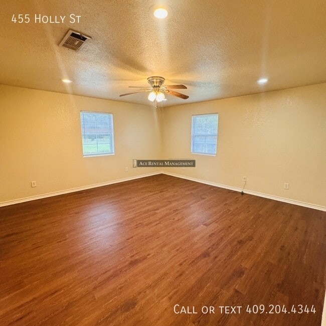 Building Photo - 455 Holly St