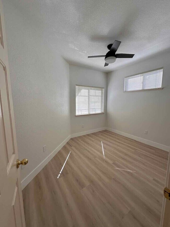 Building Photo - 5662 Murrell St