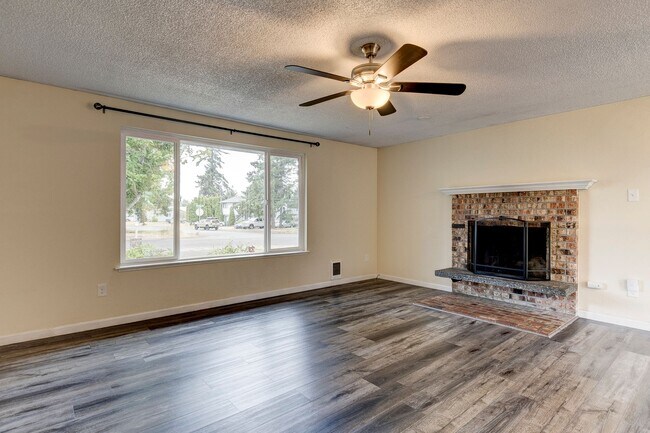 Building Photo - Welcome to this 3 Bed 2 Bath Home Close To...