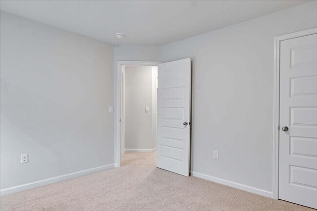 Building Photo - MOVE IN READY