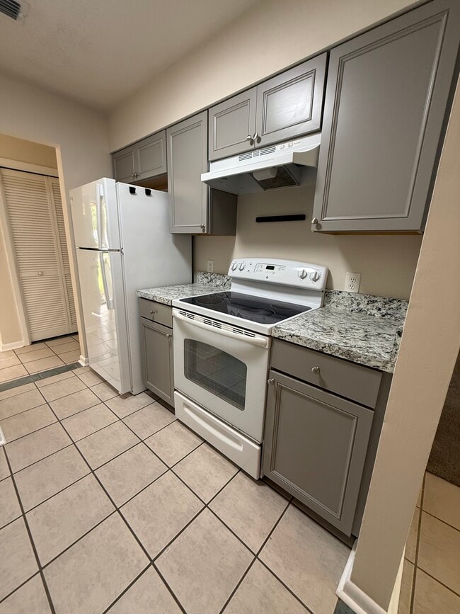 Building Photo - 805 Meadowbrook Dr