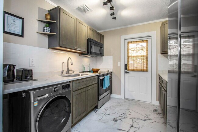 Building Photo - 2081 N Betty Ln