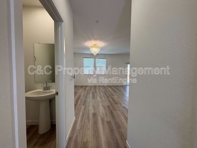 Building Photo - 4127 N Rosalia Ave