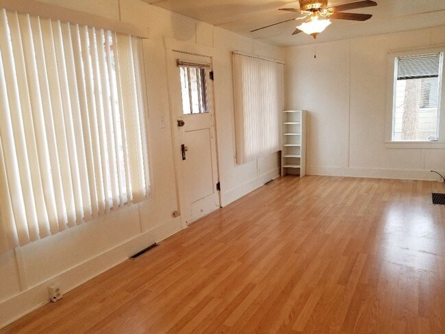 Building Photo - 1 br, 1 bath House - 121 6th Ave. W