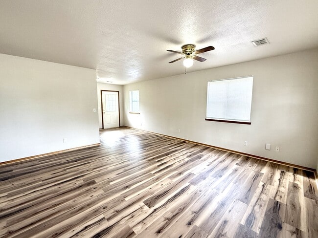 Building Photo - 818 Roff St