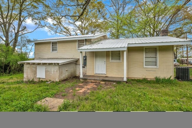 Building Photo - Don’t Miss This Beautifully Renovated Home...