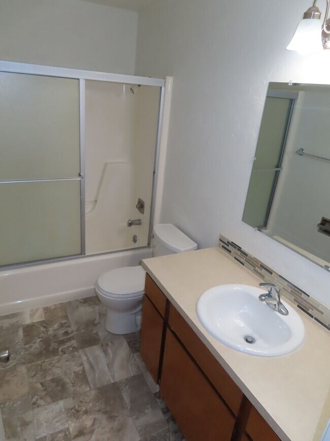Building Photo - 2 Bed, 1.5 Bath Condo in The W. Eugene Nei...