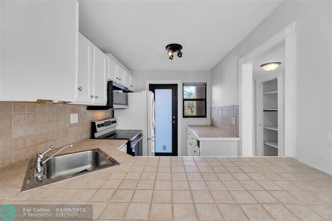 Building Photo - 801 N Ocean Blvd