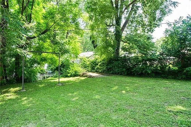 Building Photo - Charming West Plaza Bungalow