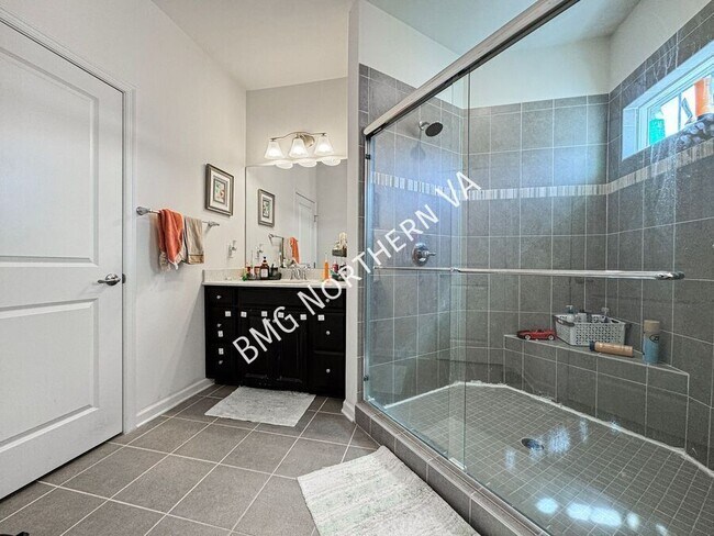 Building Photo - 3190 Yeager Dr