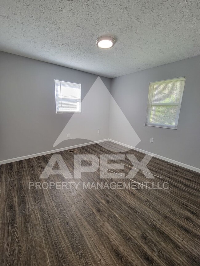 Building Photo - Renovated - 2 Bd 1 Ba Single Family home in North Knox close to downtown!