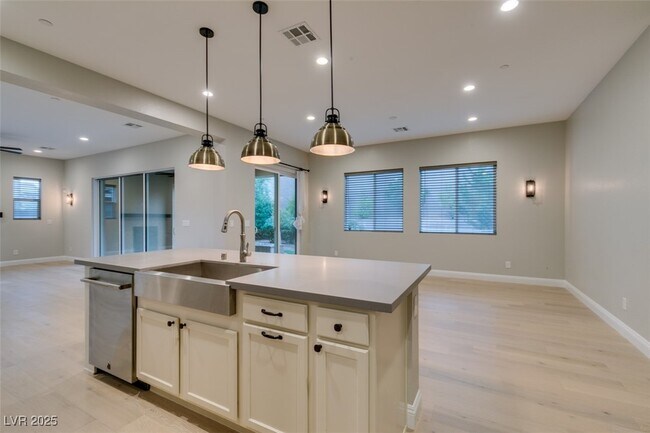 Building Photo - 2566 Speyburn Ave