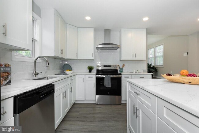 Building Photo - 9520 48th Ave