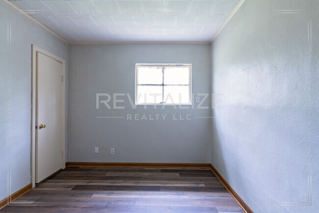 Building Photo - 3230 Greenleaf Ct