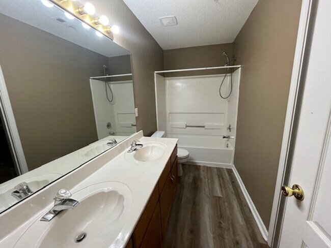 Building Photo - Renovated 3 Bedroom 2 Bath Home with 2 Car Garage for Rent!!