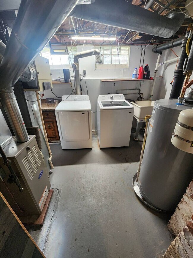 Building Photo - Charming 3-Bedroom Property in Prime Location