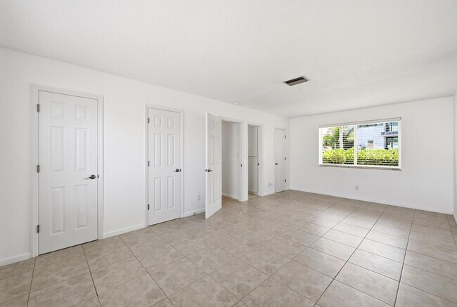Building Photo - 4454 W Tradewinds Ave