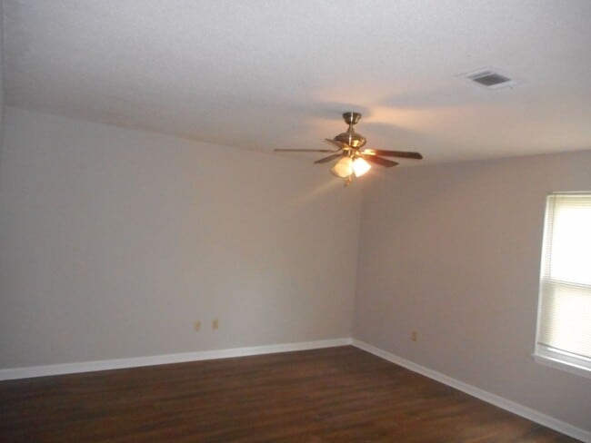 Building Photo - Charming 3BR/2BA Rental in Sand Ridge Neighbourhood