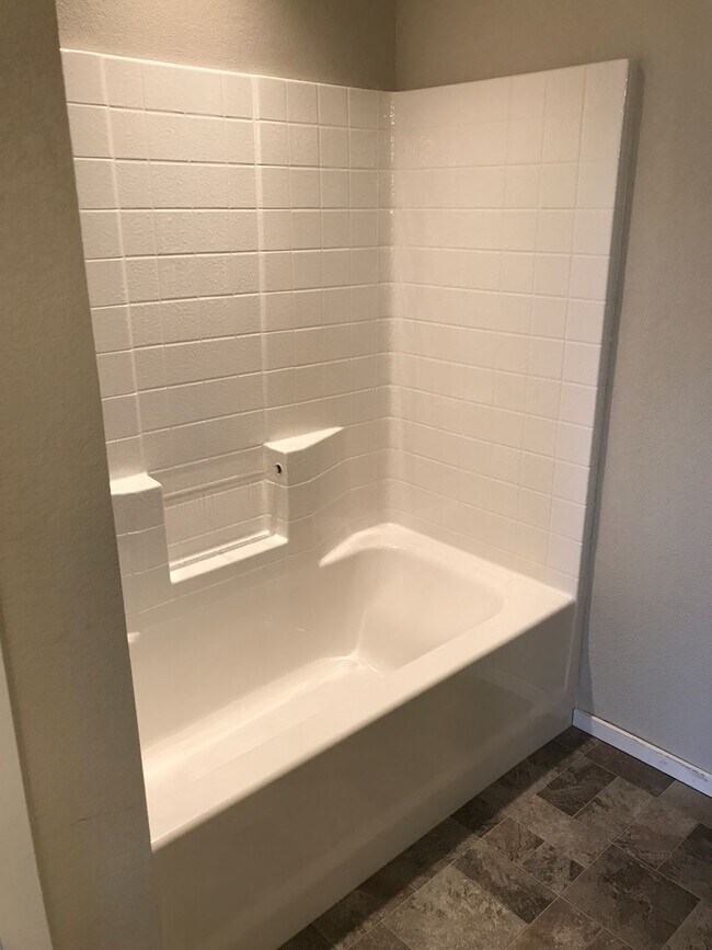 Building Photo - Spacious 3-Bedroom End-Unit Townhome for R...