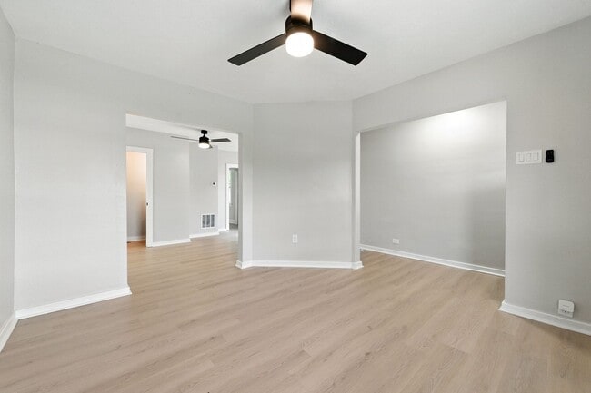 Building Photo - SCORE $500 OFF 1ST MONTH OF RENT THRU 7/31...