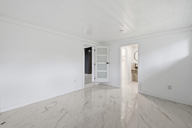 Building Photo - 2529 Rainbow Dr