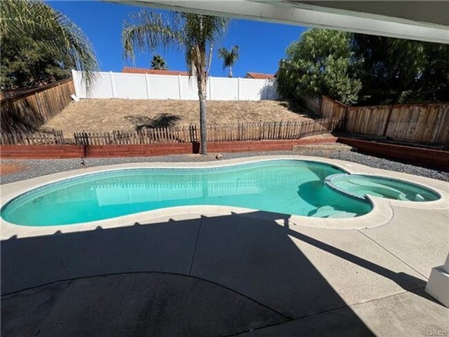 Building Photo - Beautiful Single-Story Pool Home in the He...