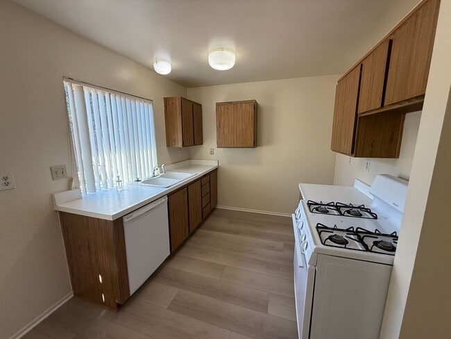 Building Photo - Beautifully Updated Camarillo Townhome